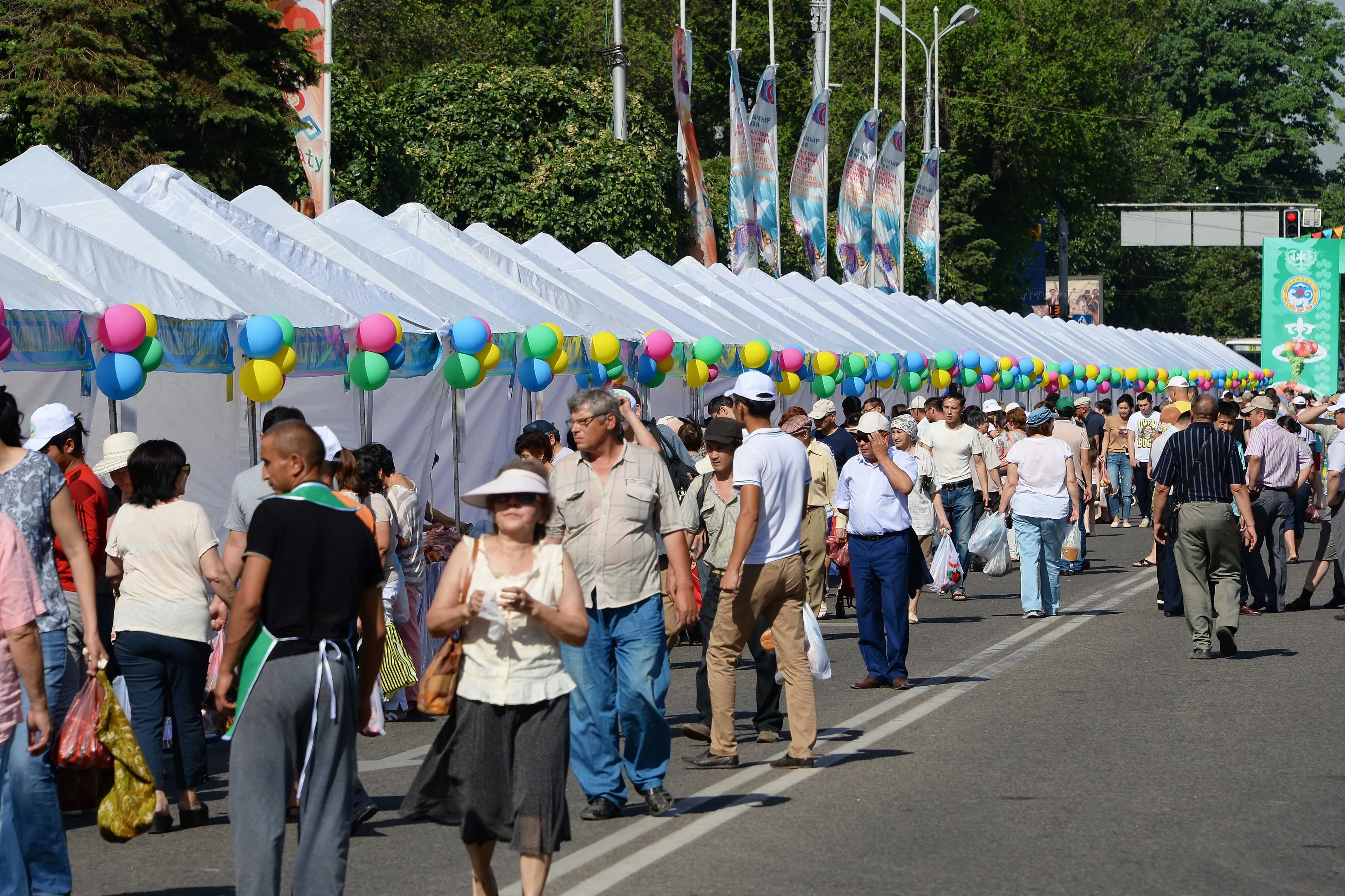 Капитал - Акимы Алматы и Жамбылской области оценили продукты на ярмарке