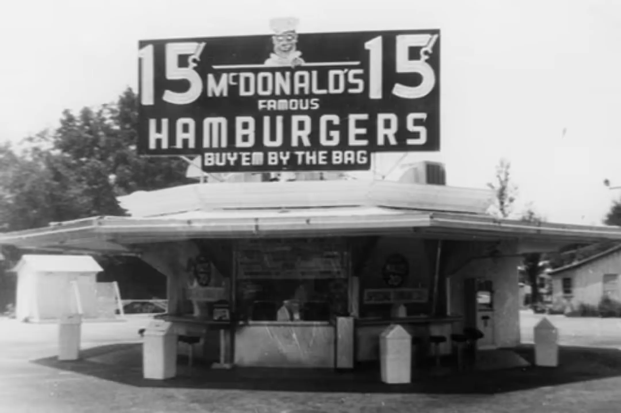 Ресторан McDonald's в Сан-Бернардино, штат Калифорния, 1948-1955 годы. Фото: corporate.mcdonalds.com