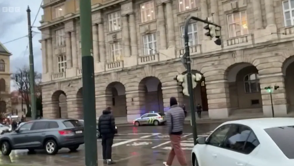 Капитал - Стрельба в Праге: жертвами стали 14 человек