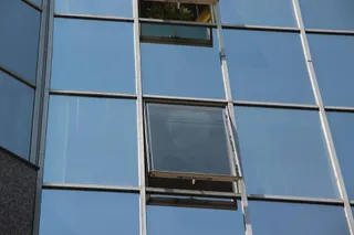 Капитал - С бизнес-центра «Нурлы Тау» упало стекло. Есть пострадавшие