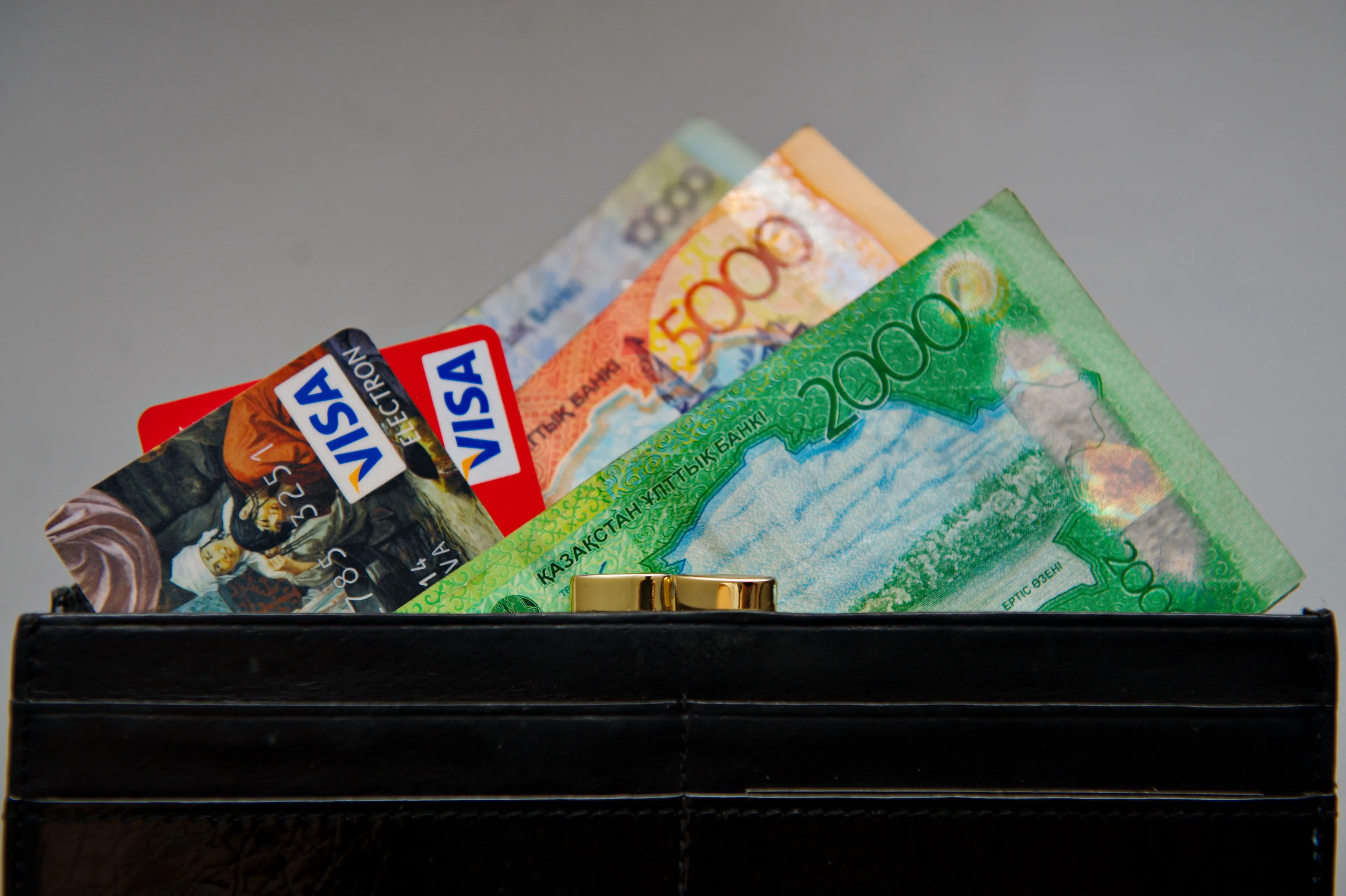 Капитал - Алматинцы стали больше платить картами, чем снимать наличные