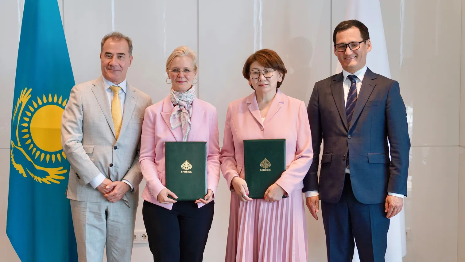Источник фото: пресс-служба холдинга "Байтерек".&nbsp;Подписание соглашения с Международной финансовой корпорацией.