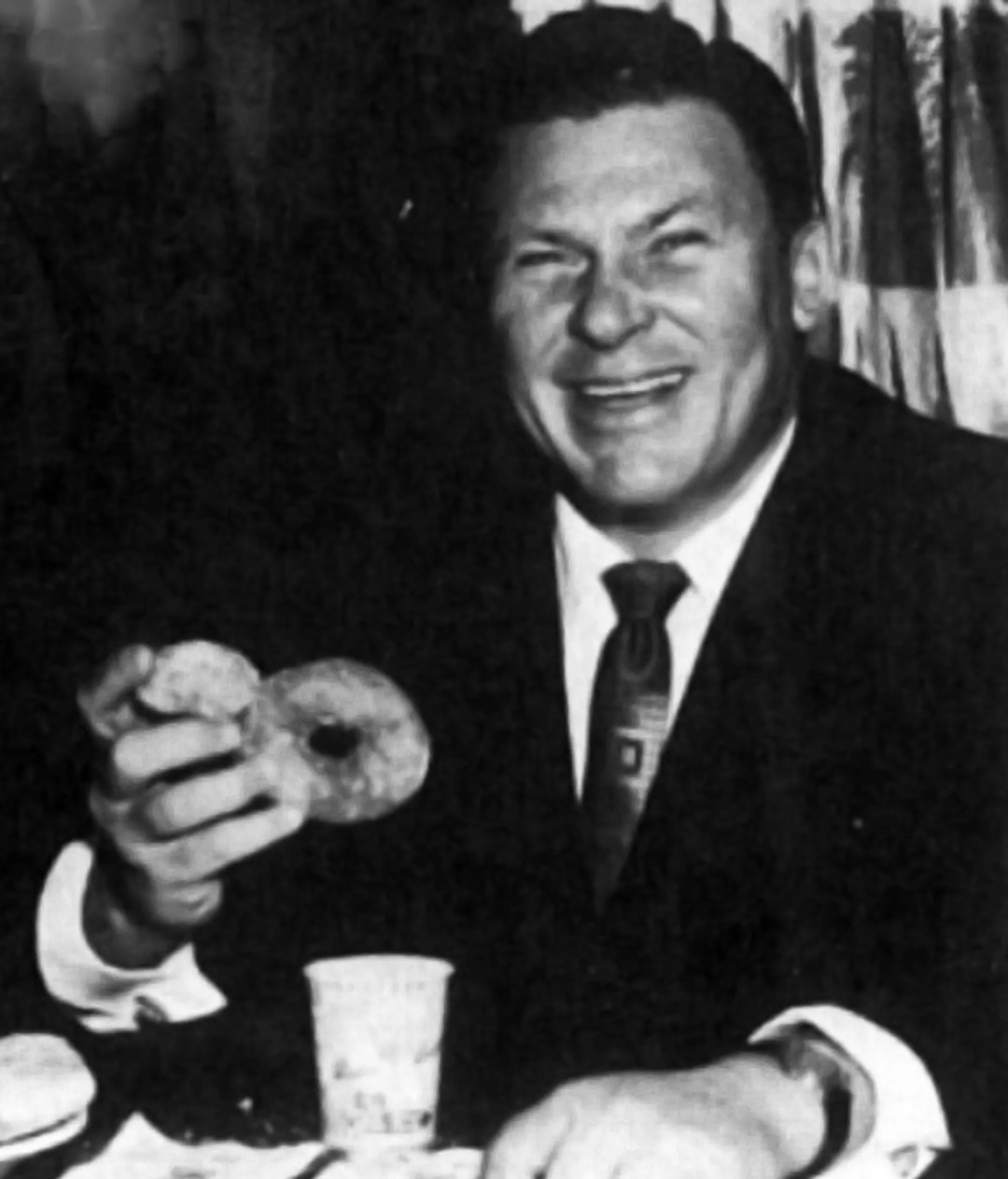 Как Билл Розенберг заработал состояние на пончиках Dunkin Donuts - Image Kapital.kz