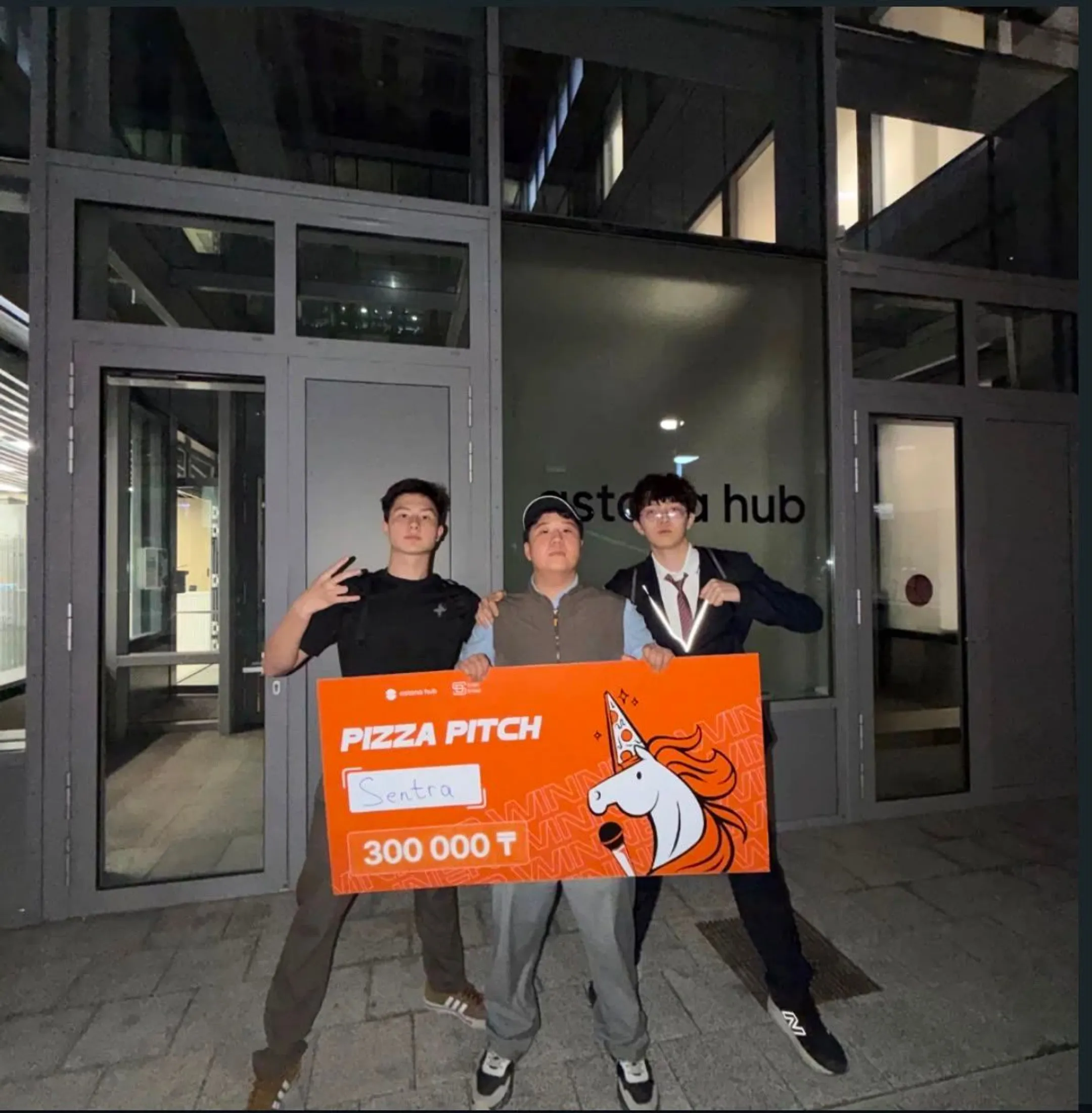 
Фото: часть команды Sentra с сертификатом от Pizza Pitch 
