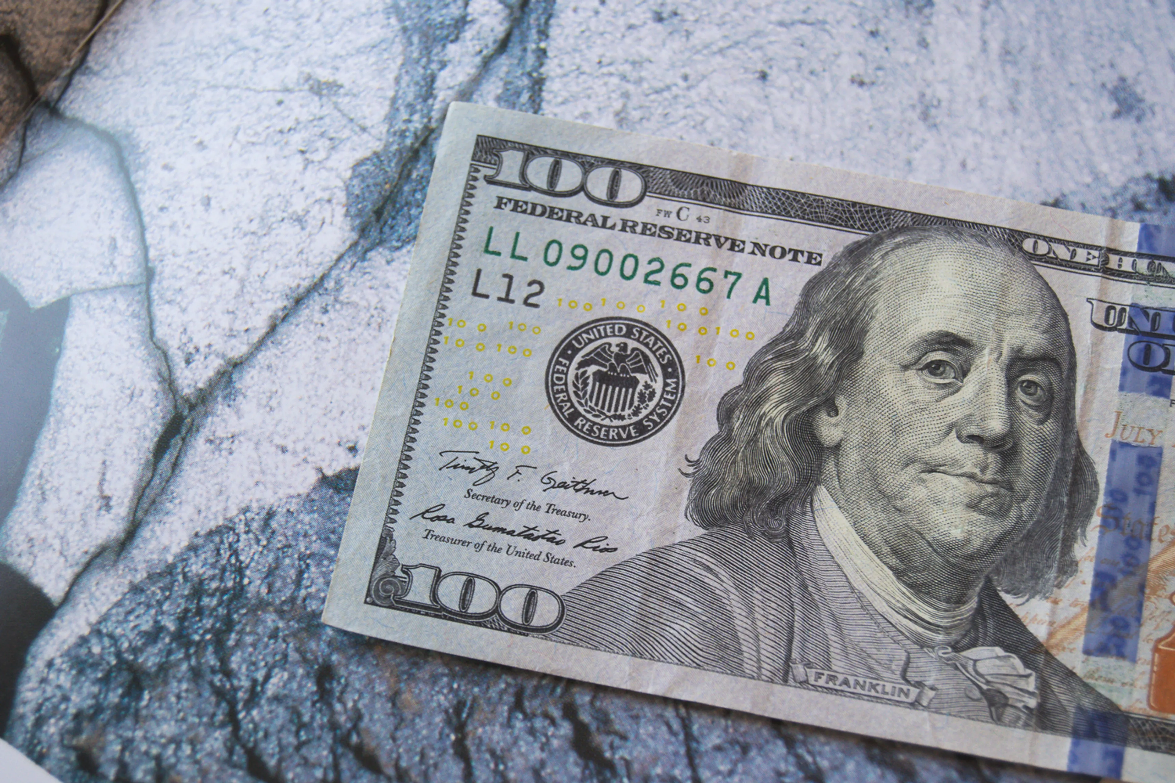 Капитал - В марте казахстанцы купили доллары почти на 65 млрд тенге