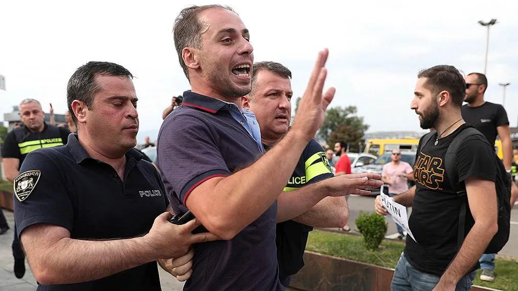 Капитал - В Тбилиси полиция оттеснила митингующих от здания парламента