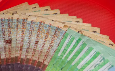 Тенге немного отыграл позиции