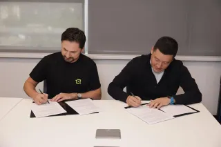 На фото: Алексей Шаравар (QazCode) и Айдын Тойбаев (DAR Tech)