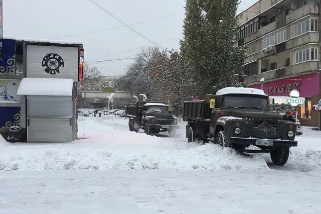 В акимате Алматы пообещали расчистить дороги до конца рабочего дня
