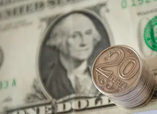 Капитал - В январе казахстанцы купили доллары на 302,3 млрд тенге