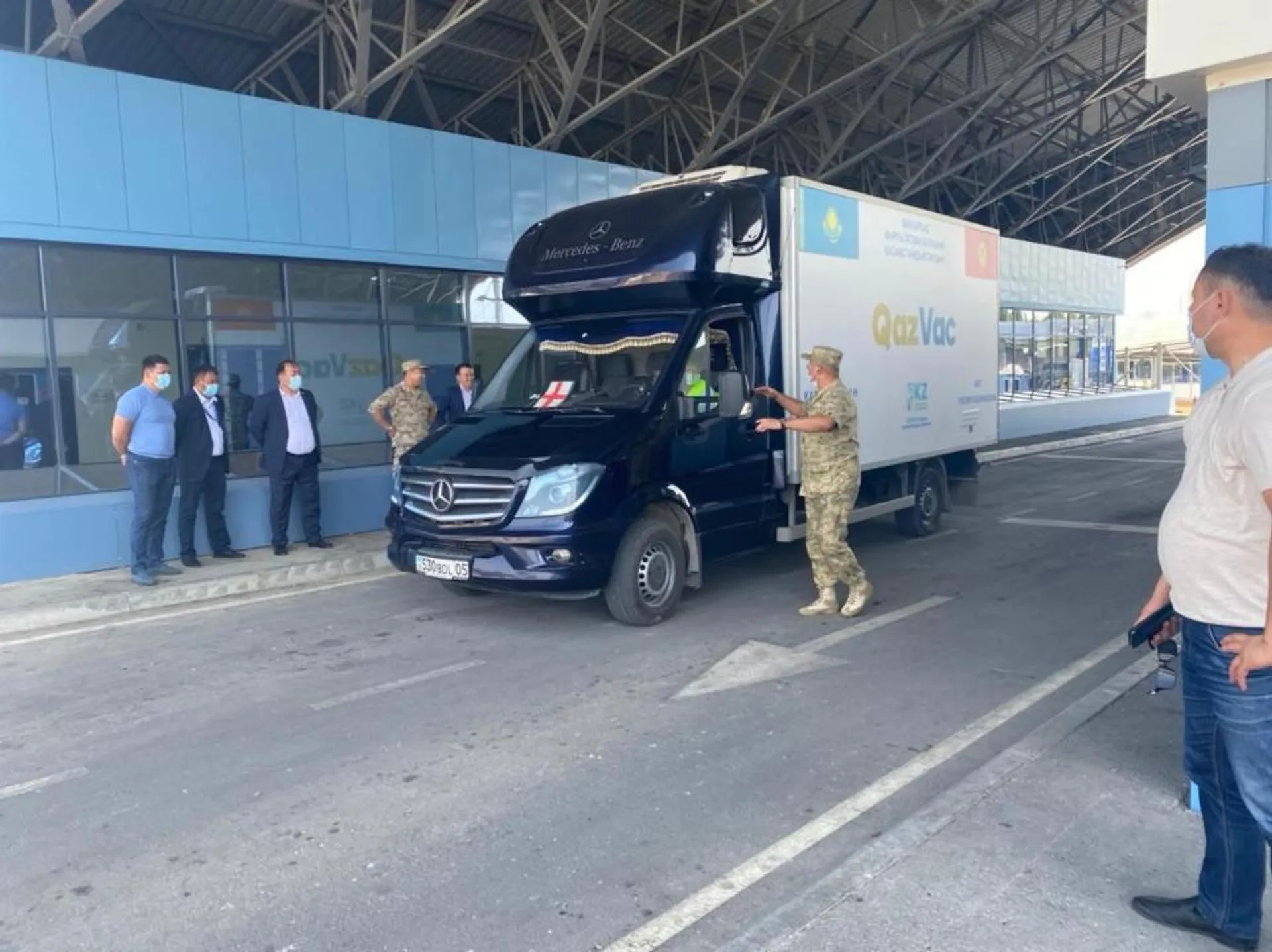 Капитал - Казахстан отправил в Кыргызстан 25 тысяч доз вакцины QazVac