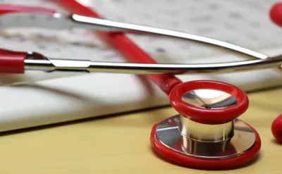 Премьер поручил снизить нагрузку на врачей общей практики