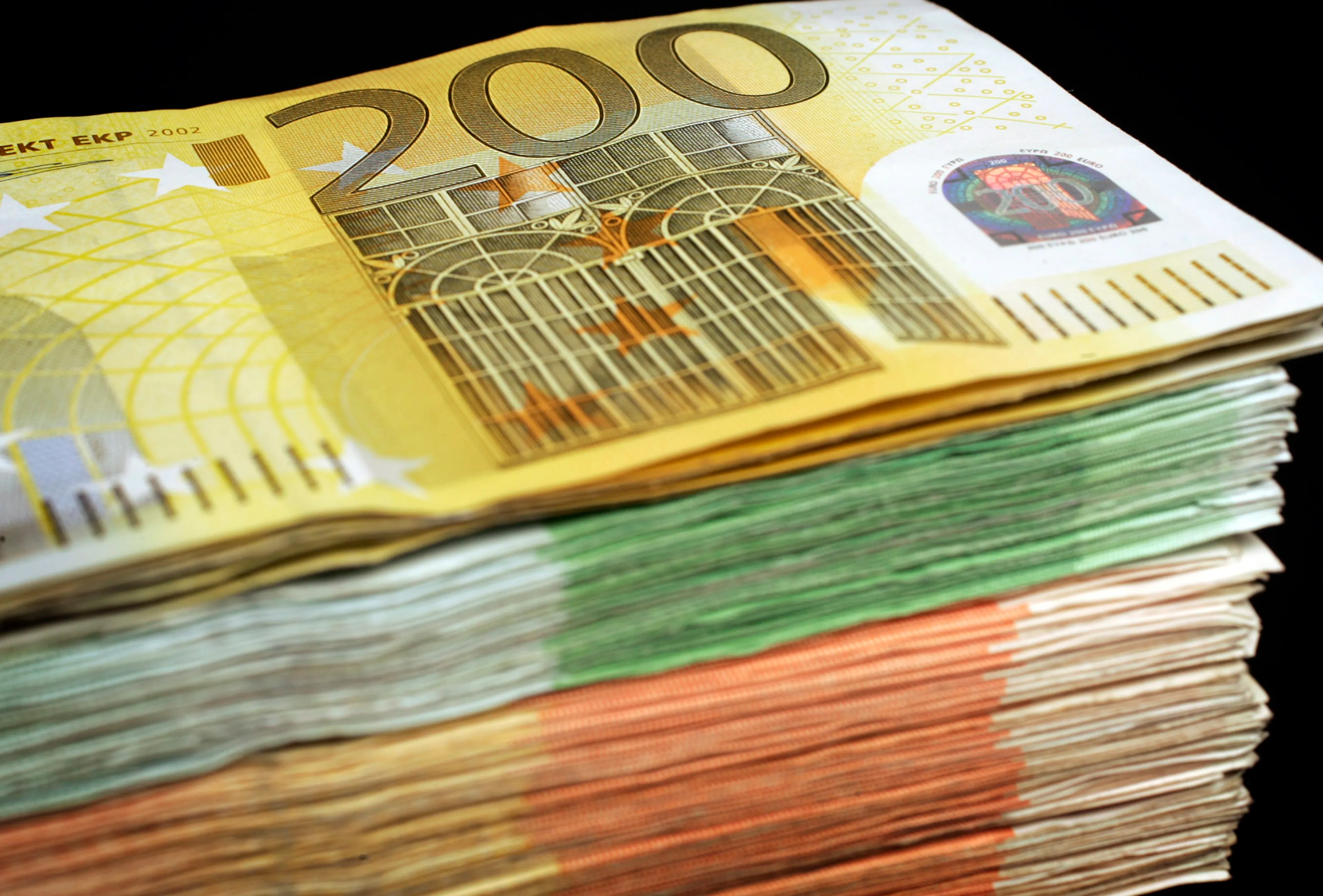 Капитал - В Казахстане объем продаж евро увеличился на 65,7%