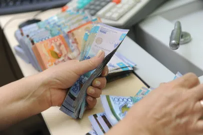 Капитал - Тенге начал торги с роста