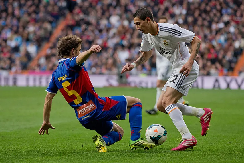 Капитал - В европейских футбольных чемпионатах прошли матчи очередных туров