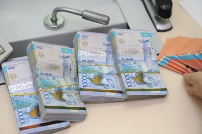 На первых торгах мая нацвалюта потеряла 3 тенге