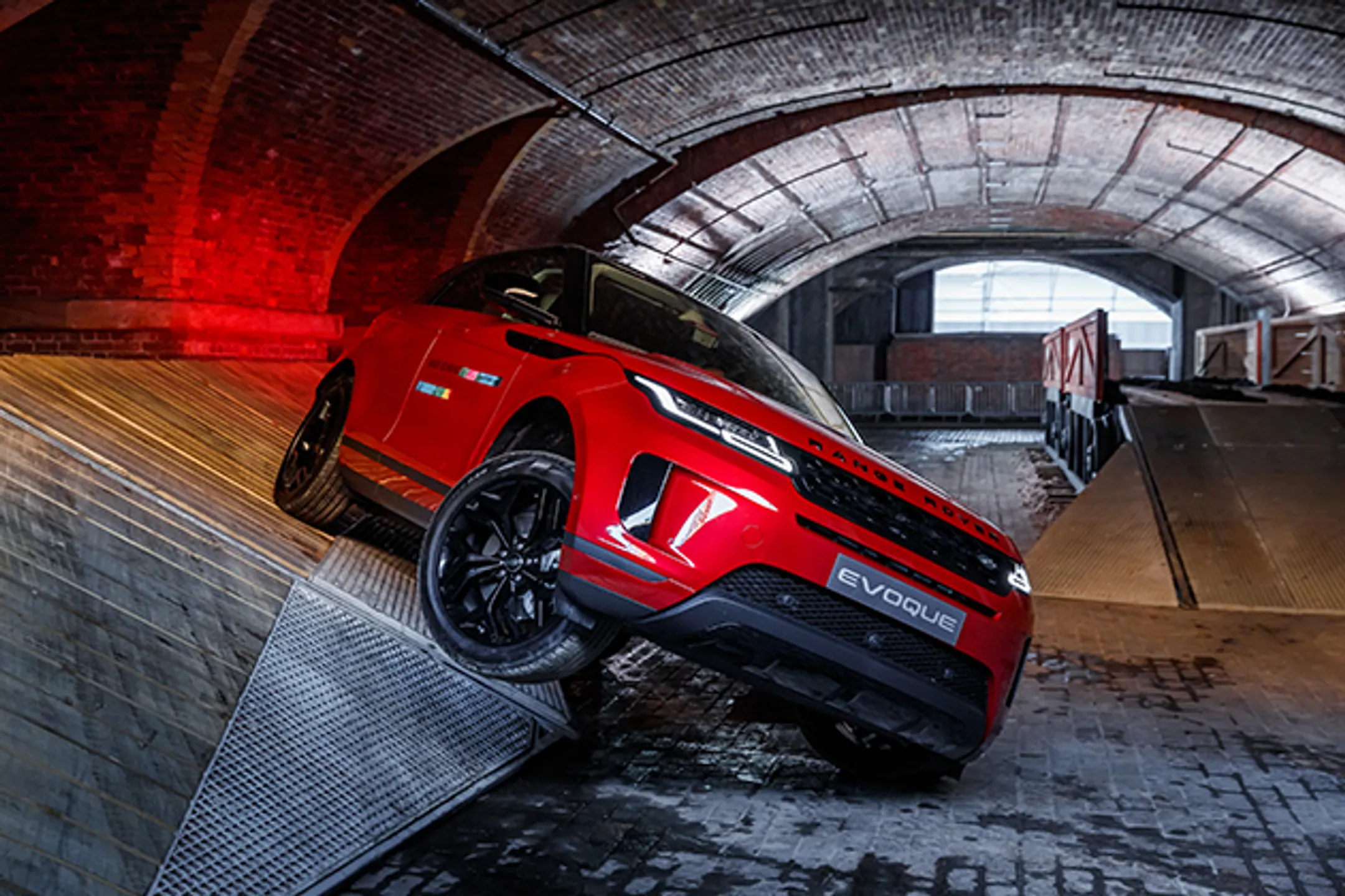 Range Rover Evoque II — часы Zenith, сумка Mulberry и платье от Эшли Уильямс - Image Kapital.kz