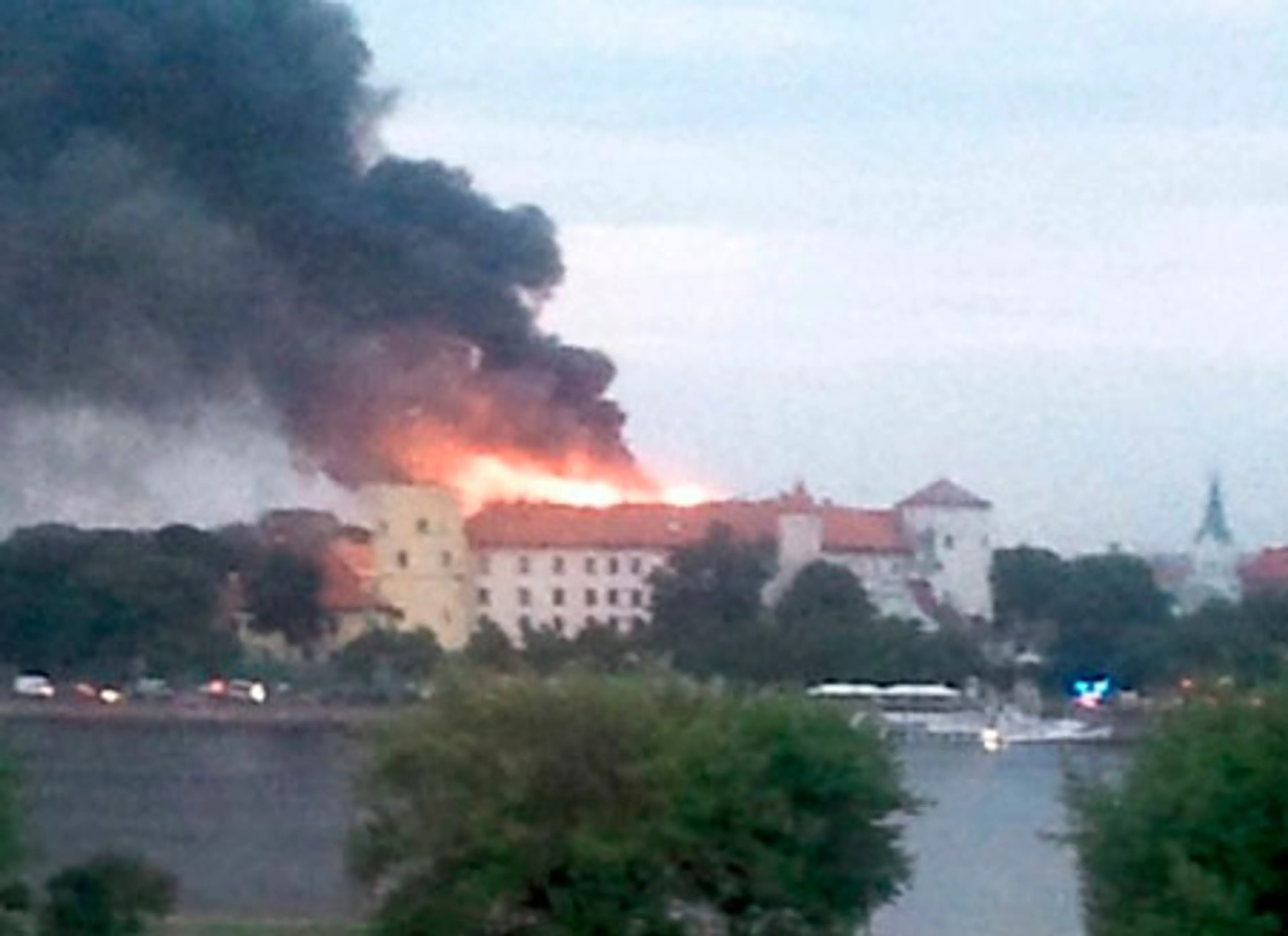 Капитал - В Риге горит президентский дворец