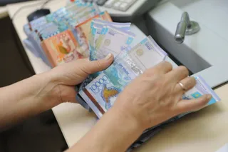 Капитал - Тенге начал торги с укрепления