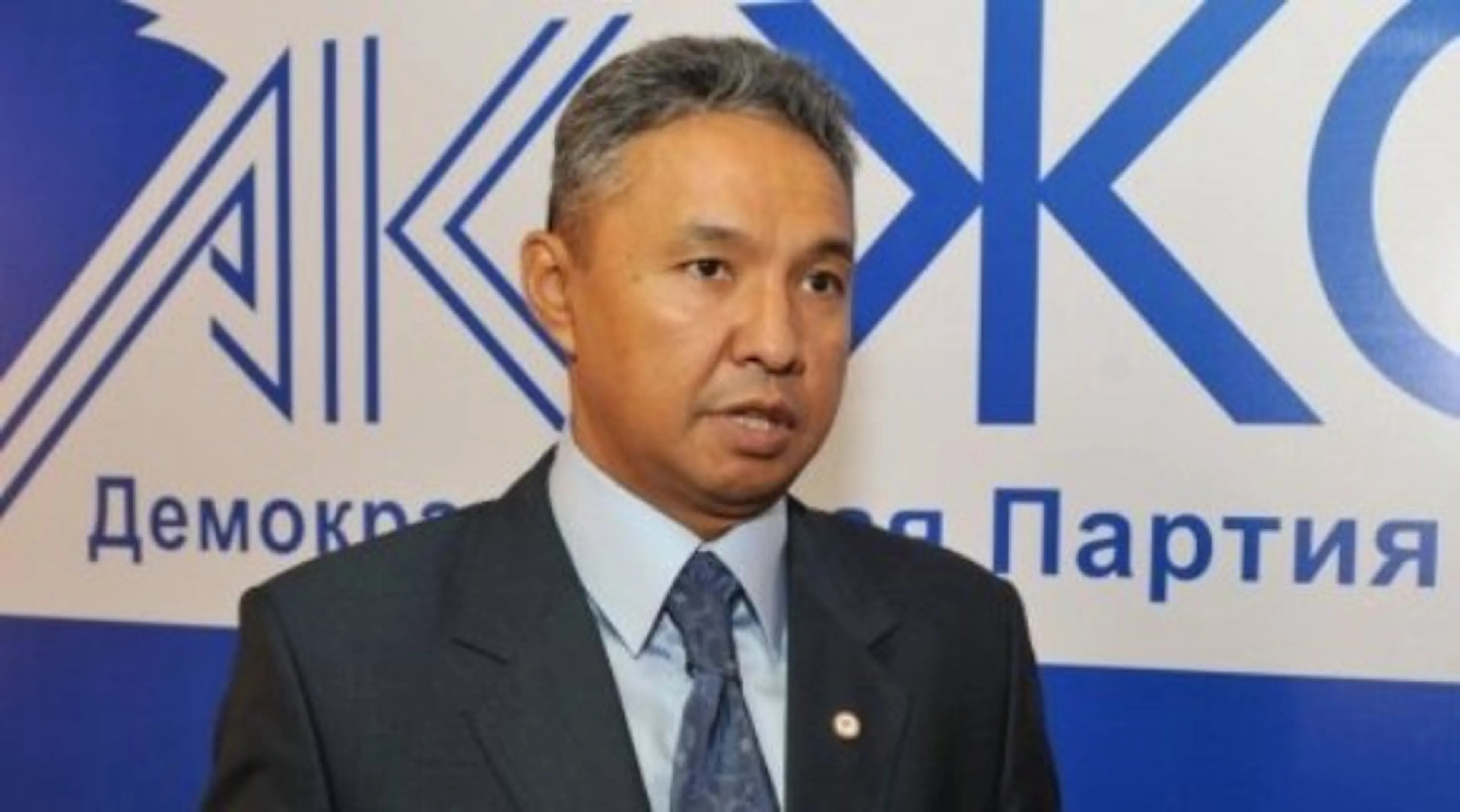 Капитал - Досрочно уволить госслужащих предлагает Перуашев