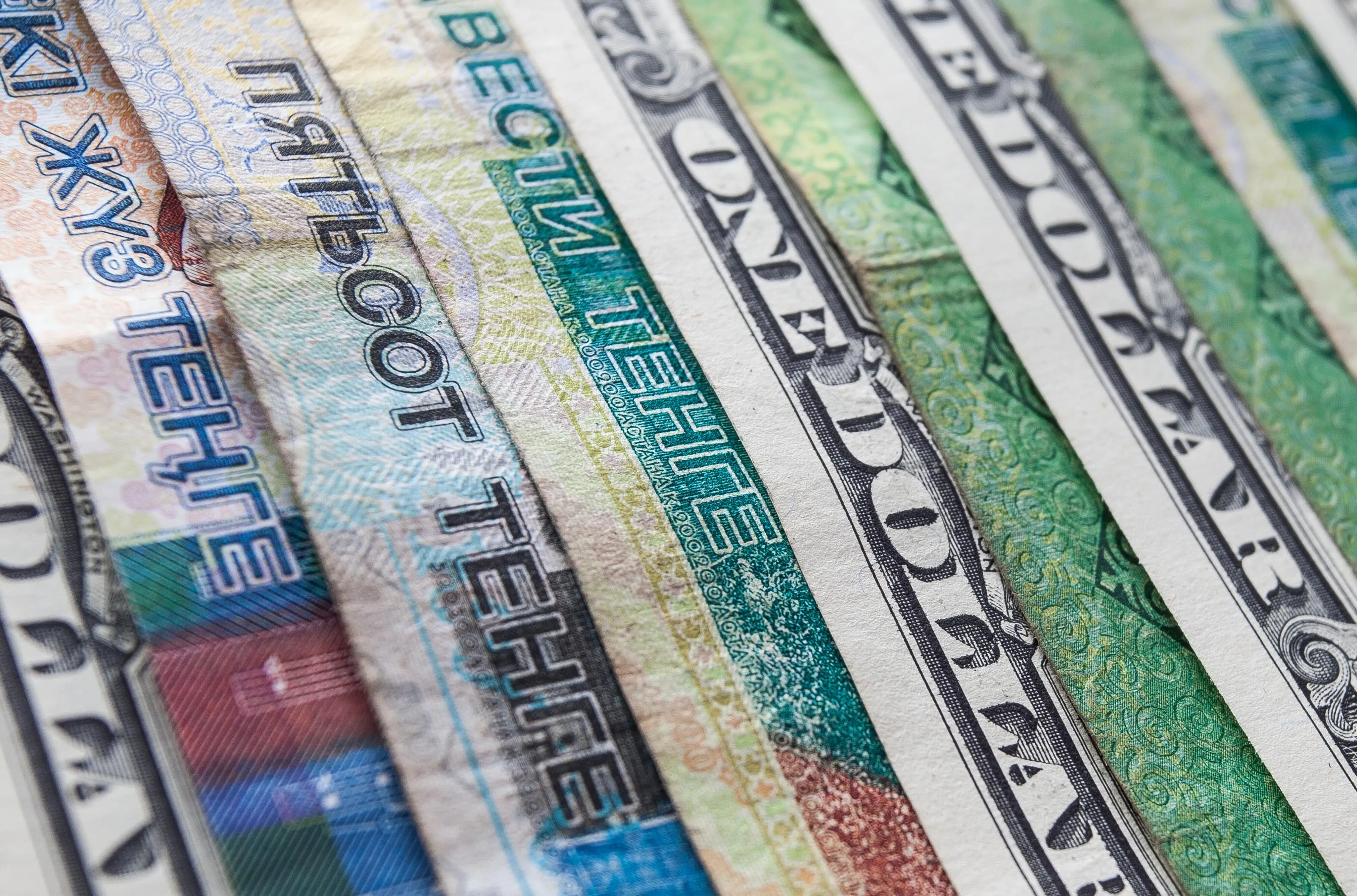 Капитал - На утренних торгах доллар незначительно ослаб