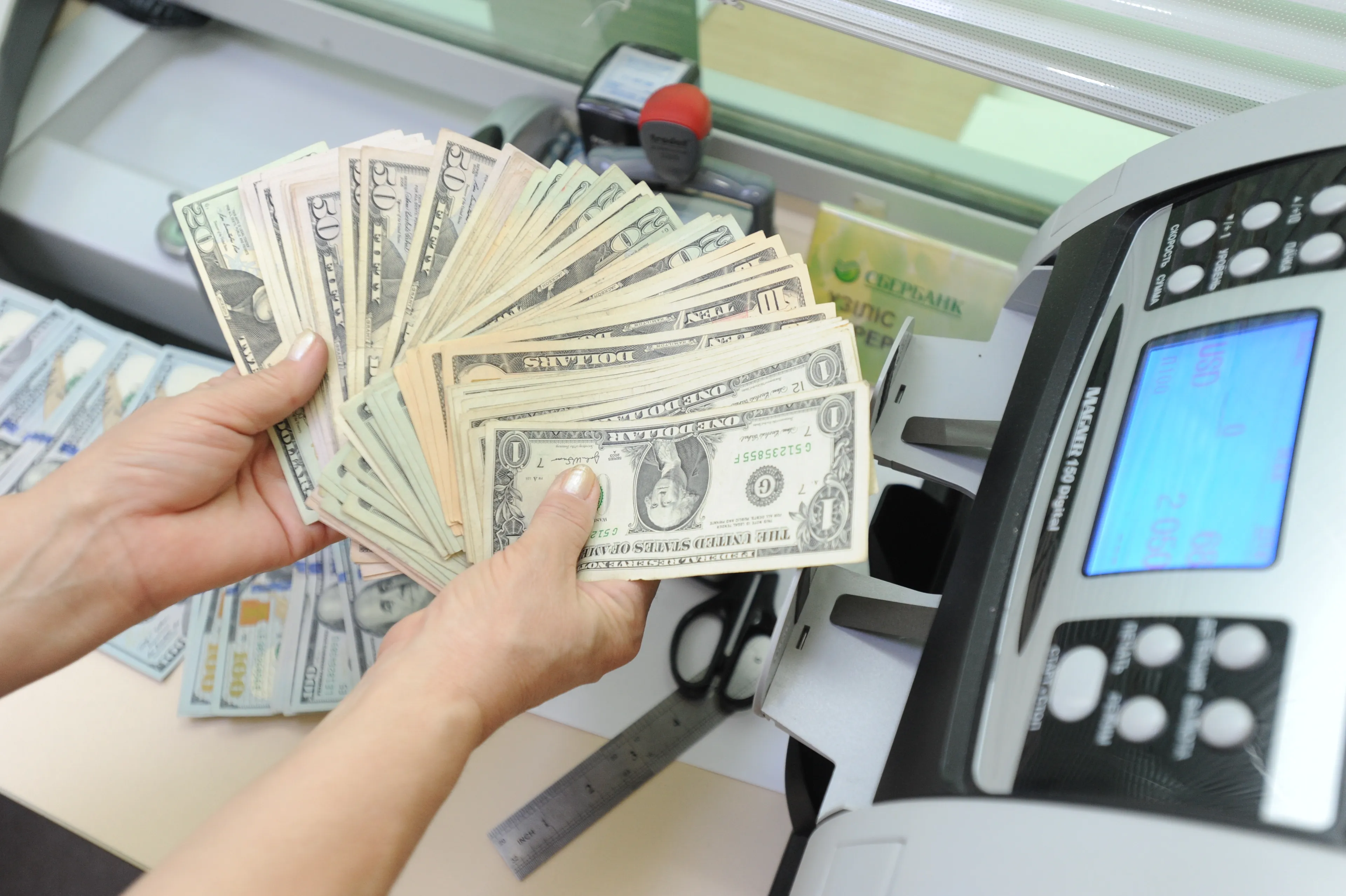 Капитал - Доллар нацелился на отметку 329 тенге