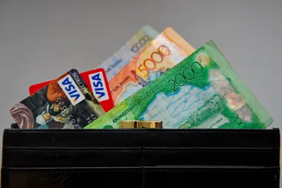 Количество платежных карт выросло за год на четверть