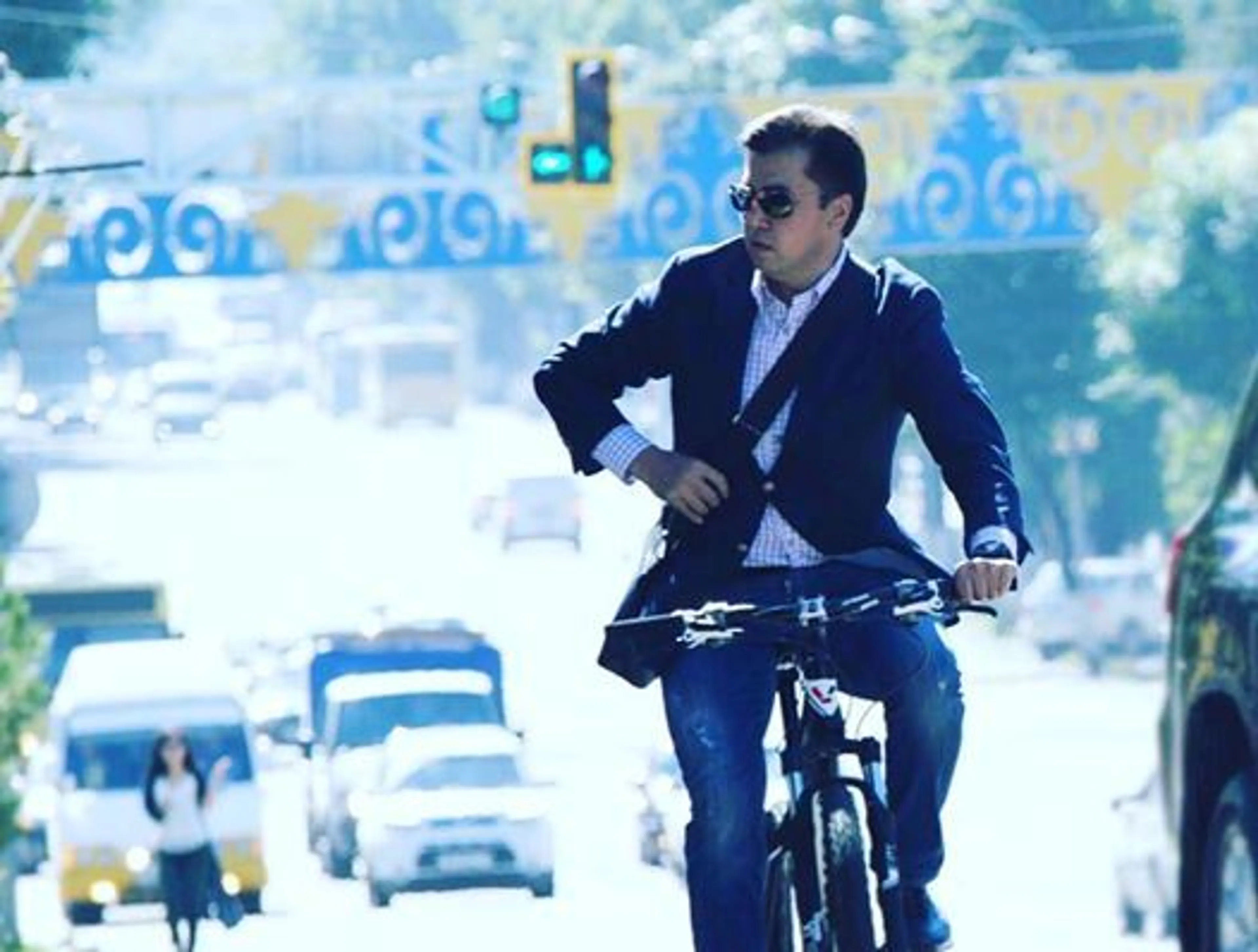 Капитал - Аким Шымкента приехал на работу на велосипеде