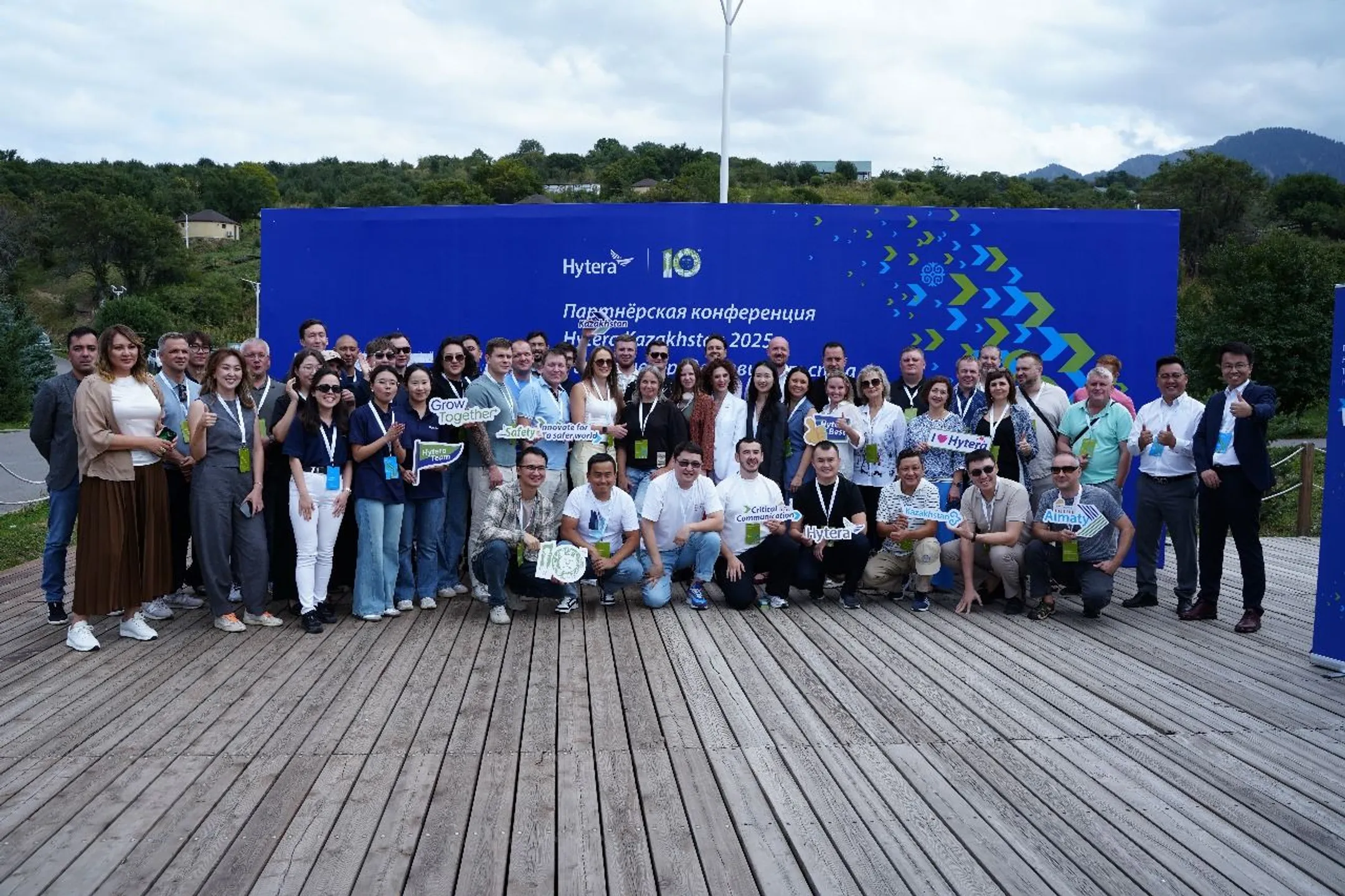 Групповое фото партнеров Hytera в Казахстане