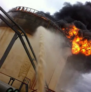 Капитал - Взорвался резервуар на нефтяном заводе в Актюбинской области