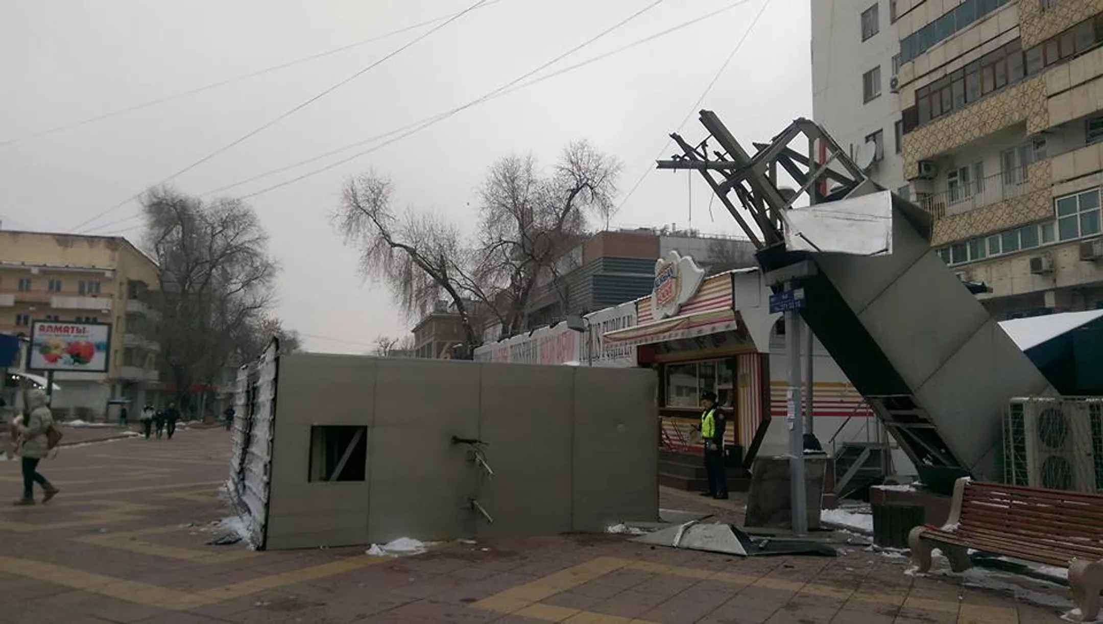 В акимате прокомментировали обрушение билборда на Арбате - Image Kapital.kz