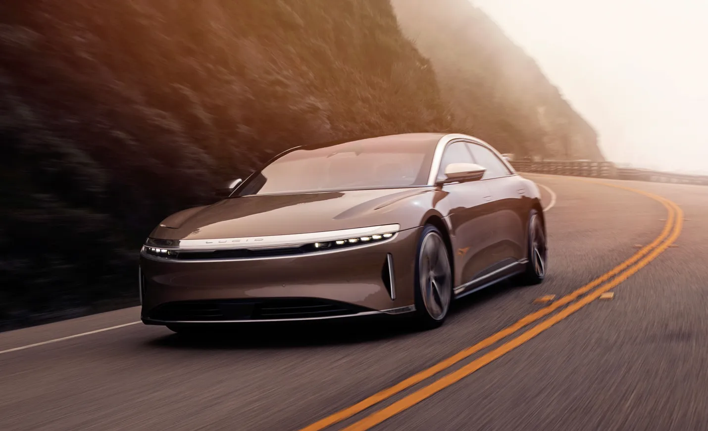 Динамика цен на электромобили за 10 лет и электрокары Lucid и Alpha Motor - фото kapital.kz