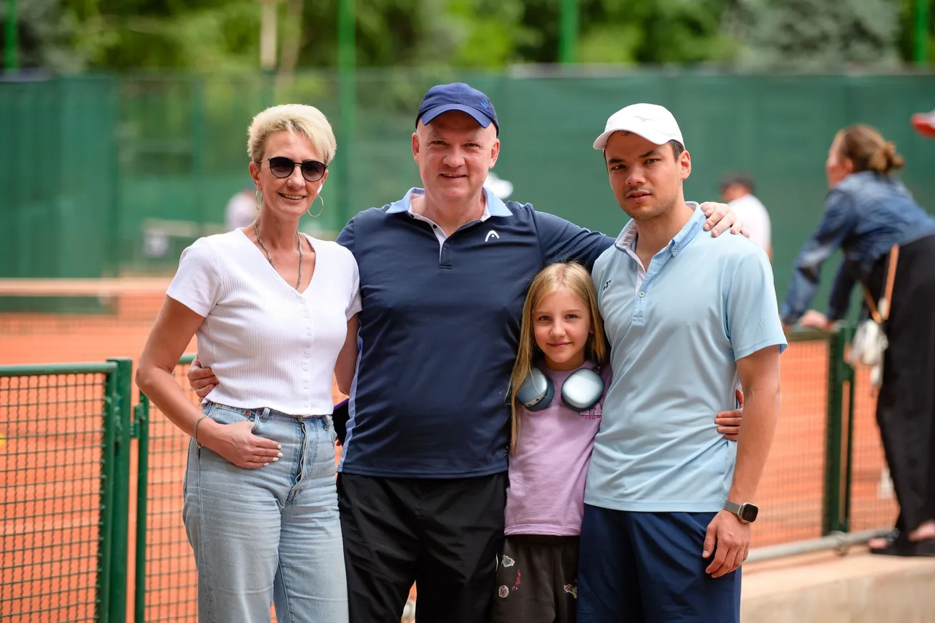 «Мы
хорошо знаем друг друга в жизни, но на корте становимся соперниками — пусть и
временно. Эмоции, напряжение — часть игры, — отметил Серик Толбасы, основатель
и участник TS CUP.
— Главное — сохранять уважение и дружбу. В этом сила TLTS: соревноваться
достойно и оставаться друзьями». 