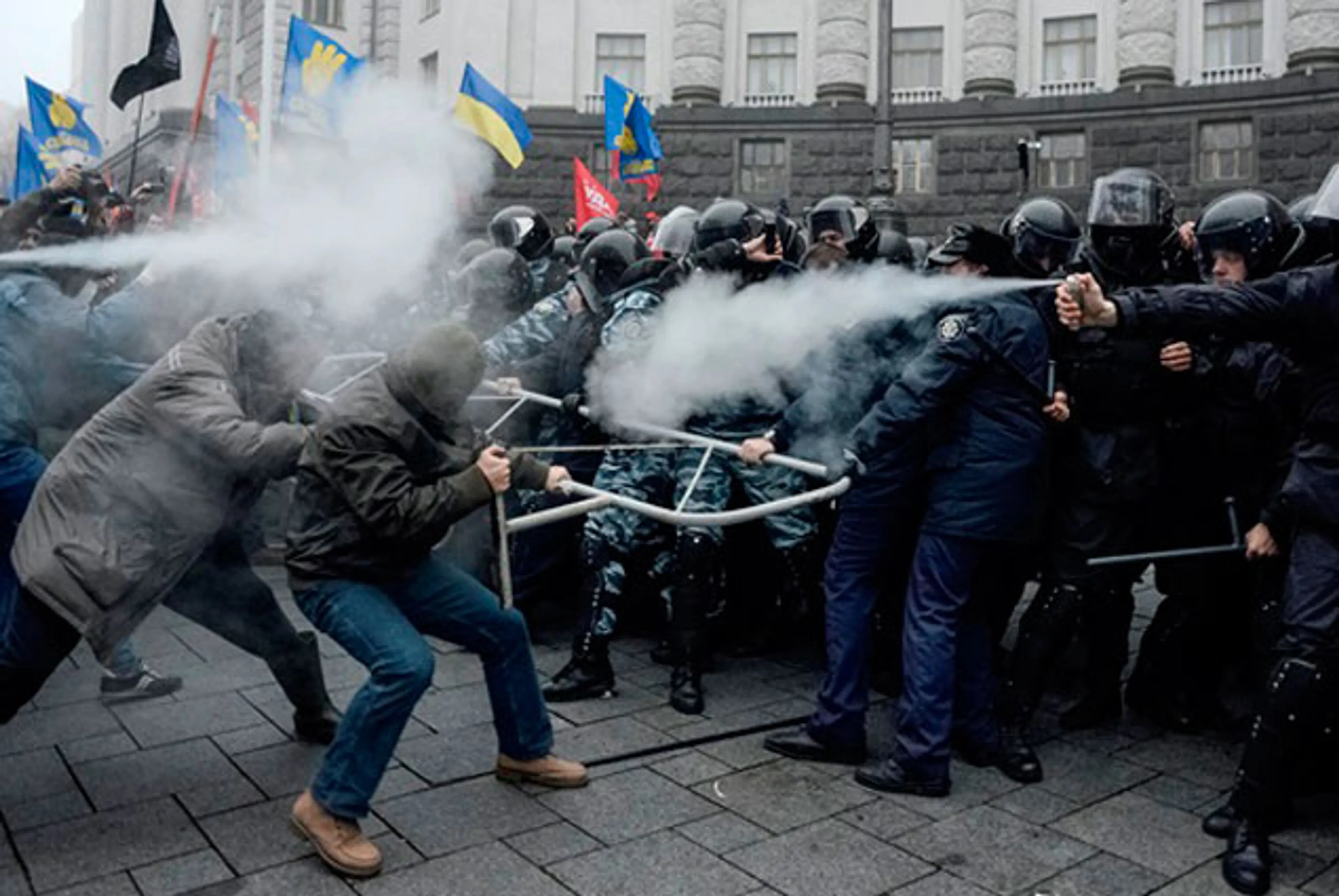 Капитал - Против митингующих в Киеве применили слезоточивый газ
