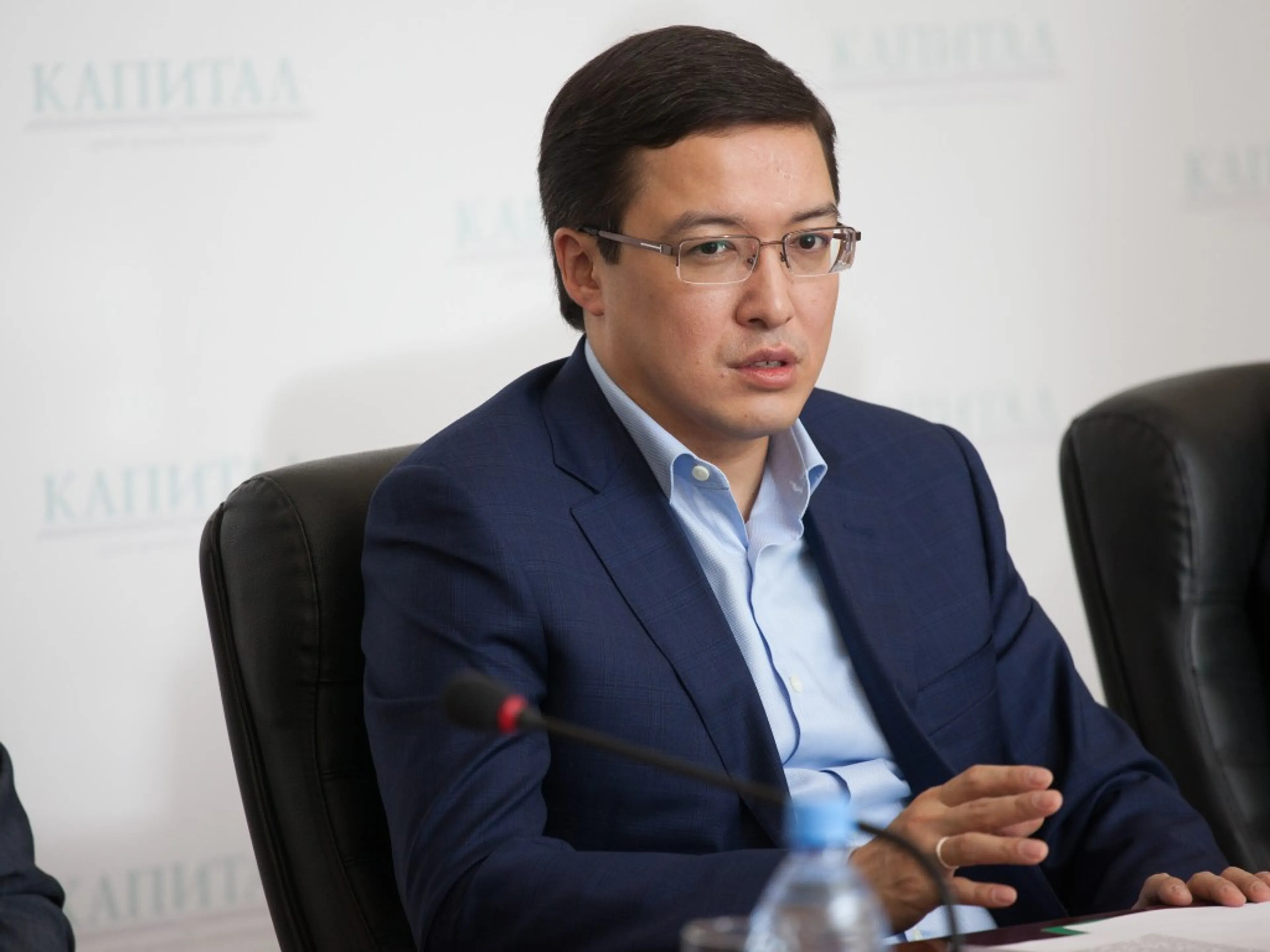 Капитал - Данияр Акишев рекомендует не бегать в обменники