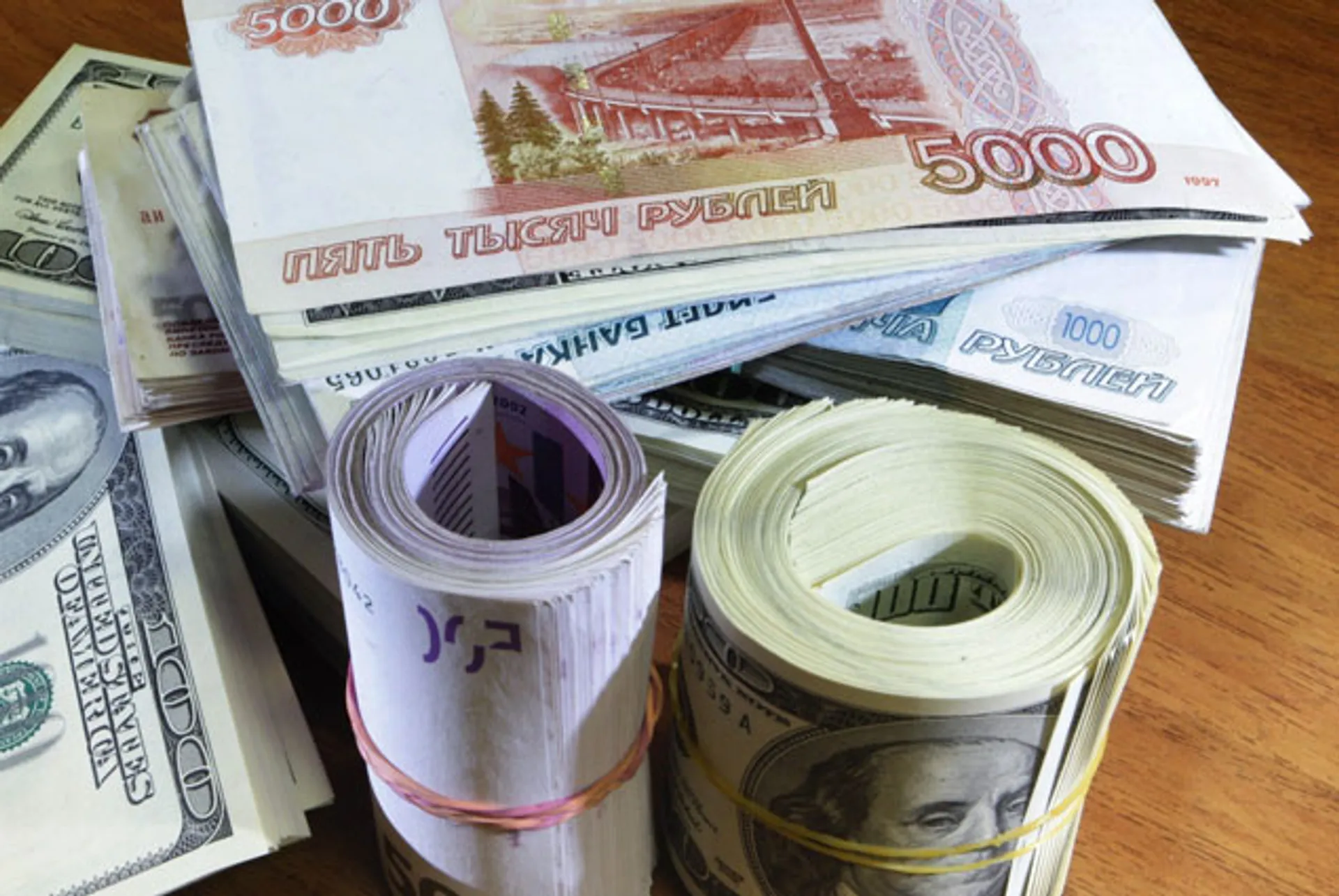 Капитал - Рубль упал до новых минимумов к доллару и евро