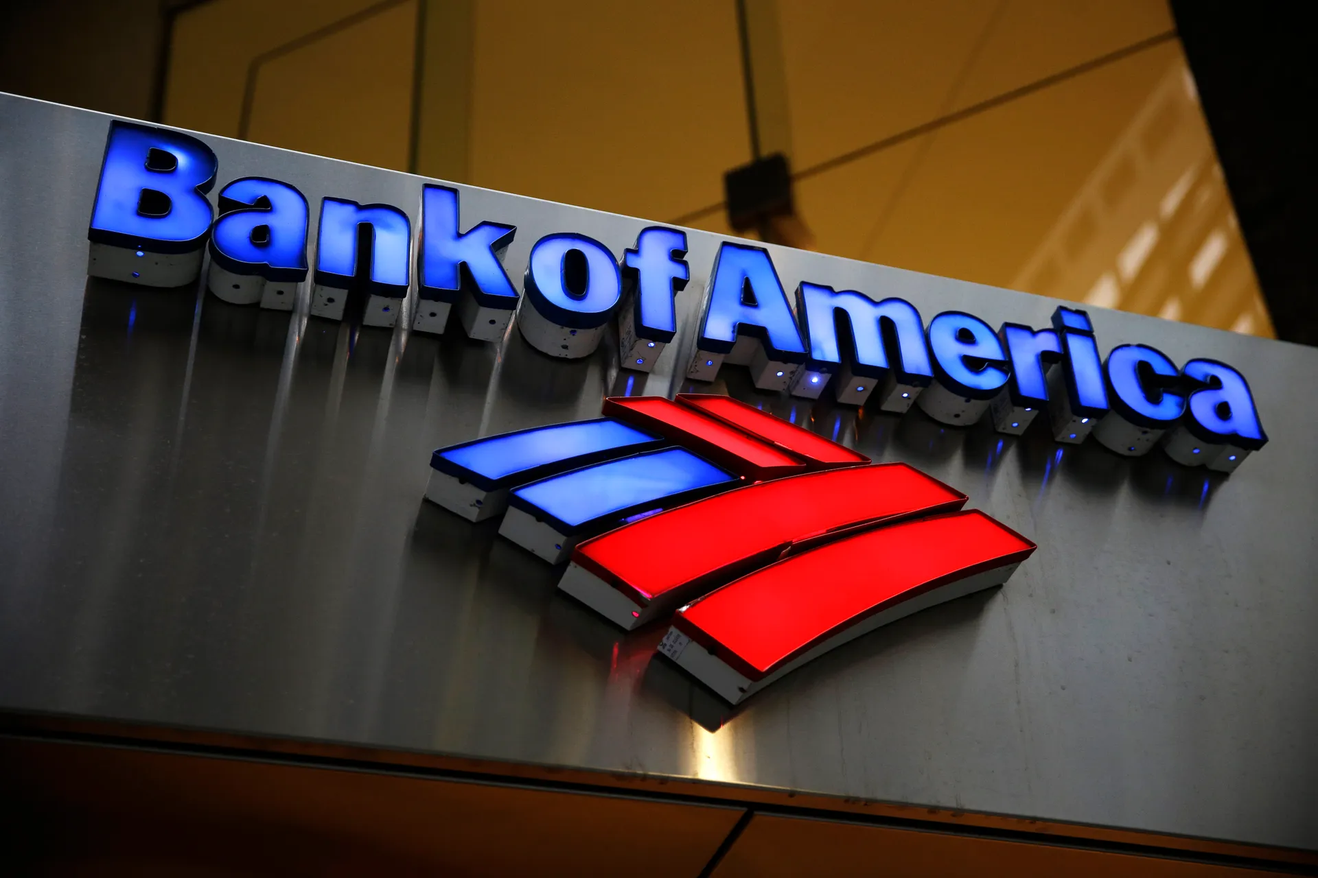 Капитал - Bank of America снизил чистую прибыль в IV квартале вдвое