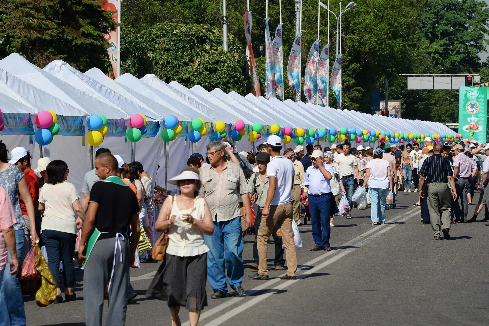 Капитал - Акимы Алматы и Жамбылской области оценили продукты на ярмарке