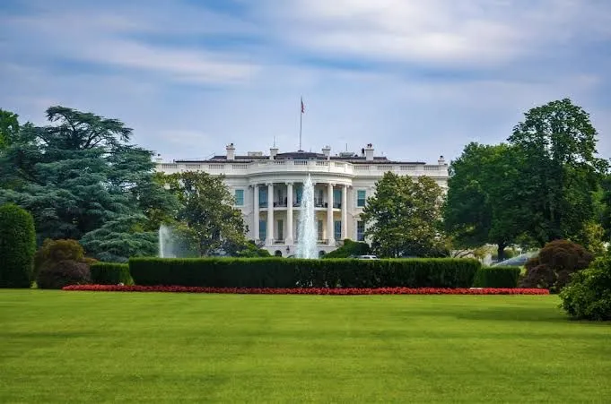 Белый дом начал сокращать сотрудников 