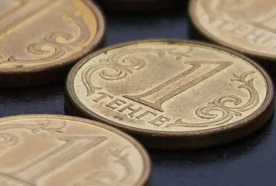 На последних торгах лета тенге подешевел