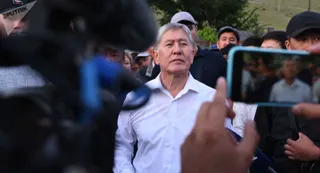 Капитал - Митингующие в Бишкеке заняли Белый дом и освободили Алмазбека Атамбаева