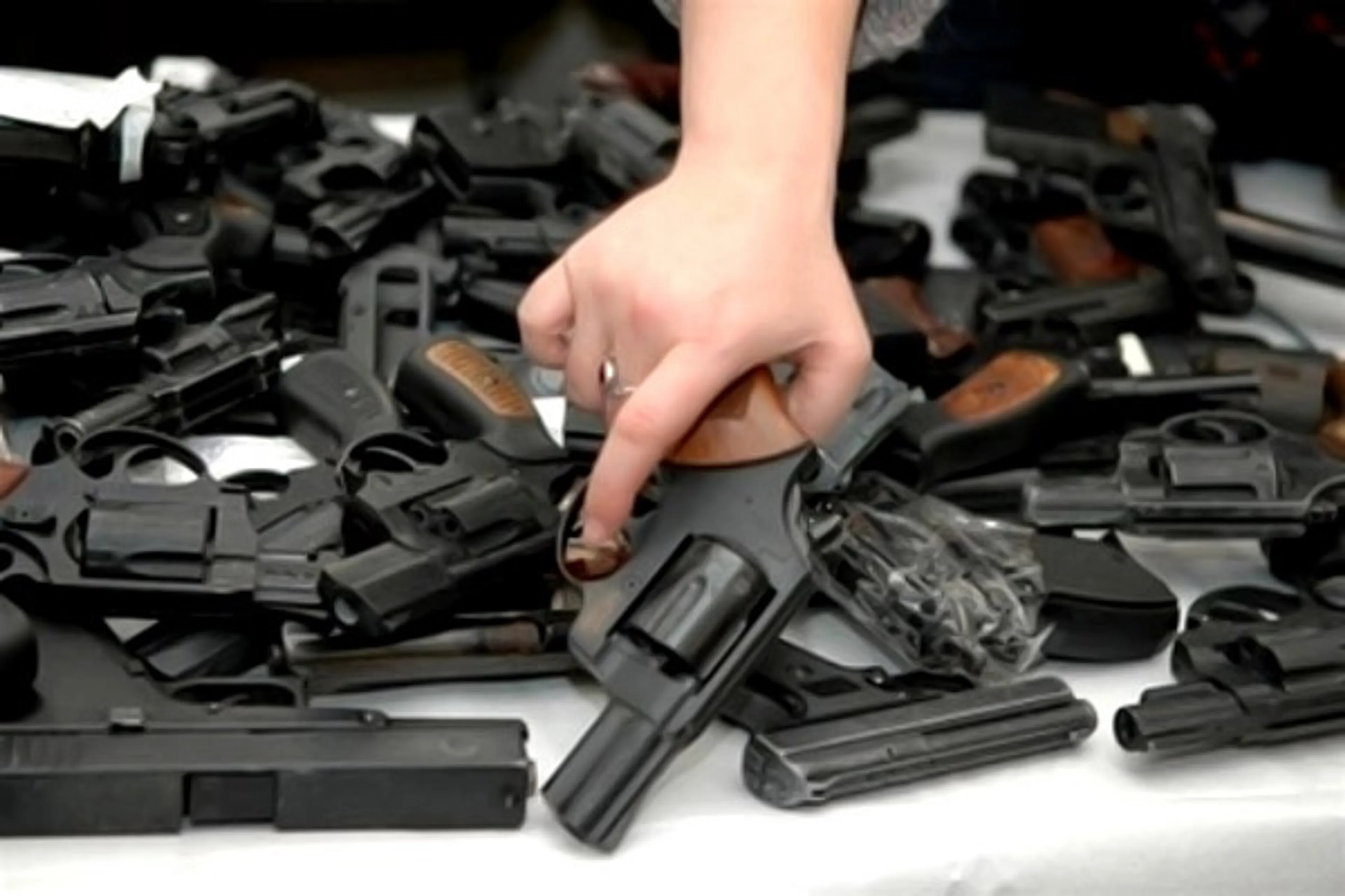 Капитал - Полиция потратила почти 114 млн тенге на выкуп оружия у алматинцев