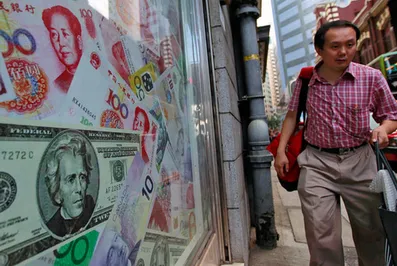 Властям Китая не удается сдержать ослабление юаня