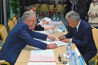 Капитал - Министр обороны РК проголосовал на внеочередных выборах