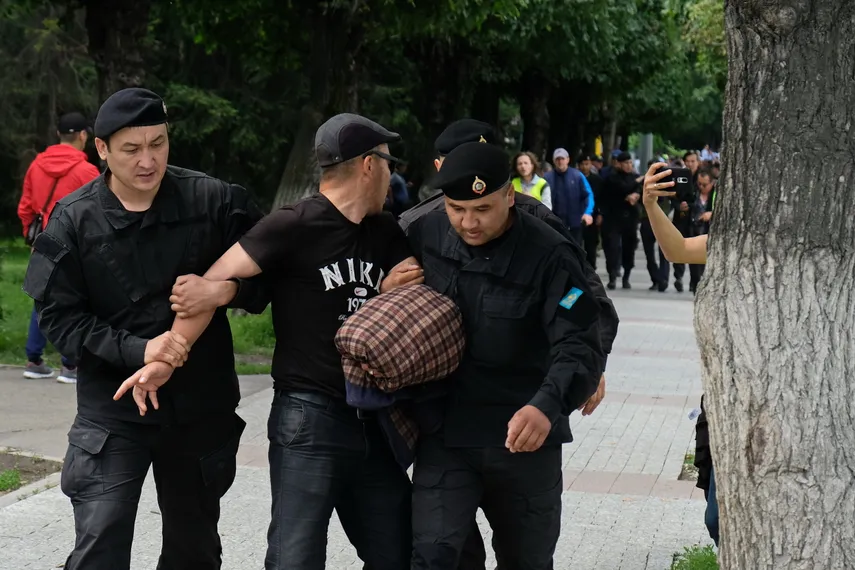 Капитал - За участие в митингах наказано 957 человек