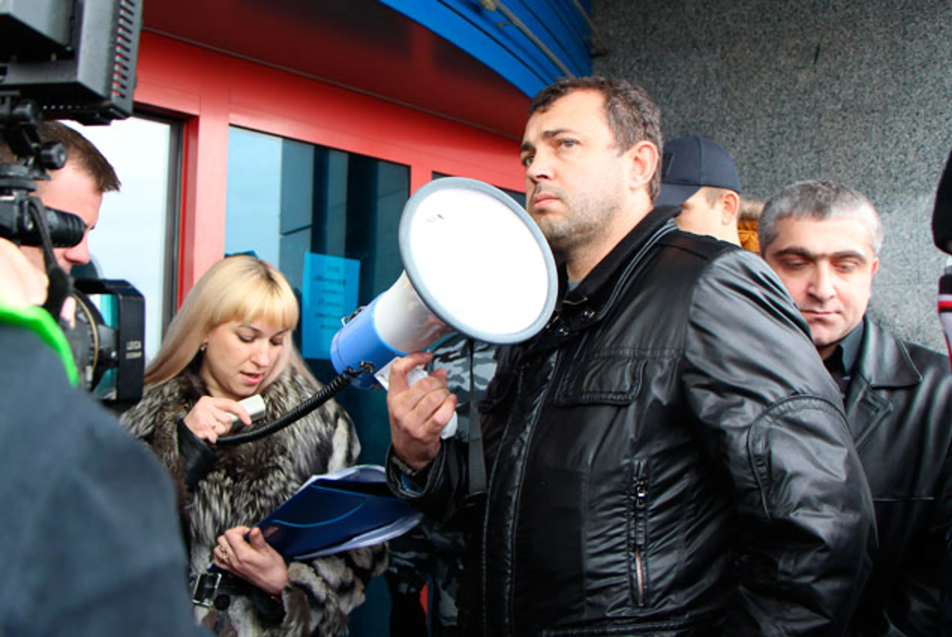 Капитал - Вооруженные люди штурмовали завод Nemiroff