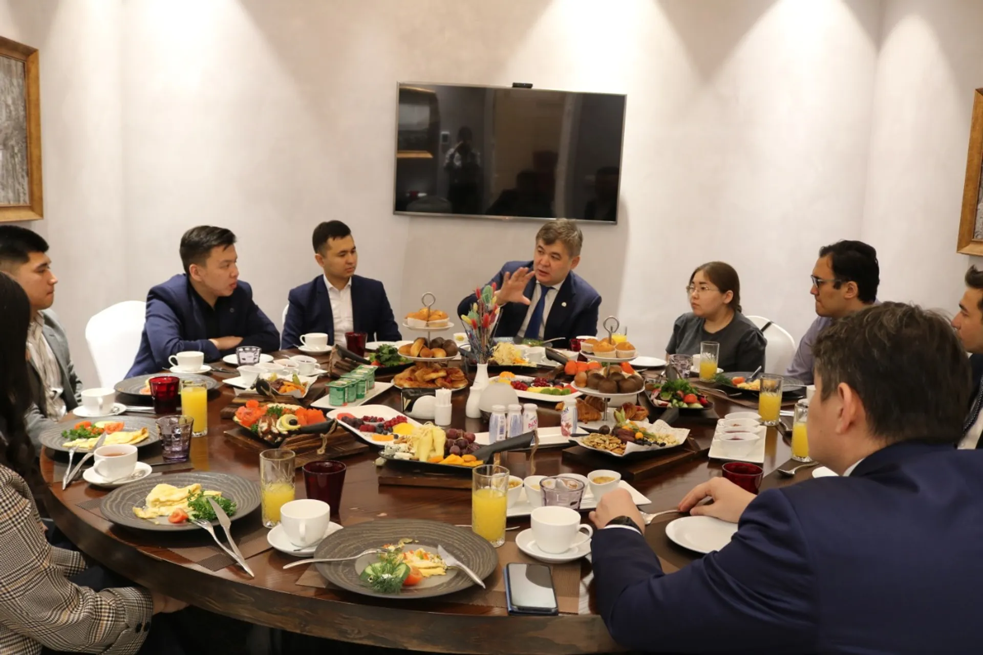 Капитал - Министр здравоохранения позавтракал со студентами