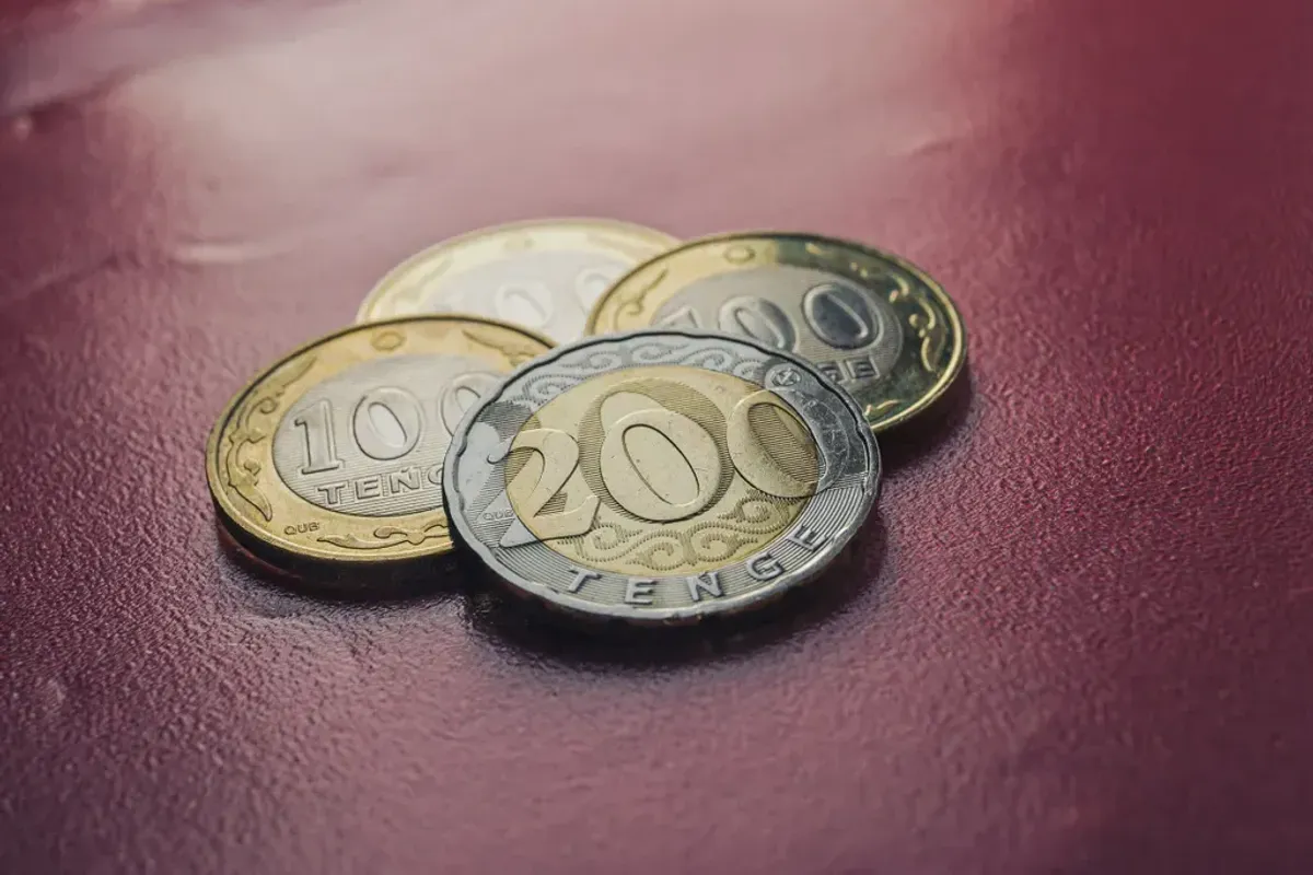 На бирже доллар продается около отметки 487 тенге