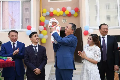 Жансеит Туймебаев вручил миллионному жителю Шымкента ключи от квартиры