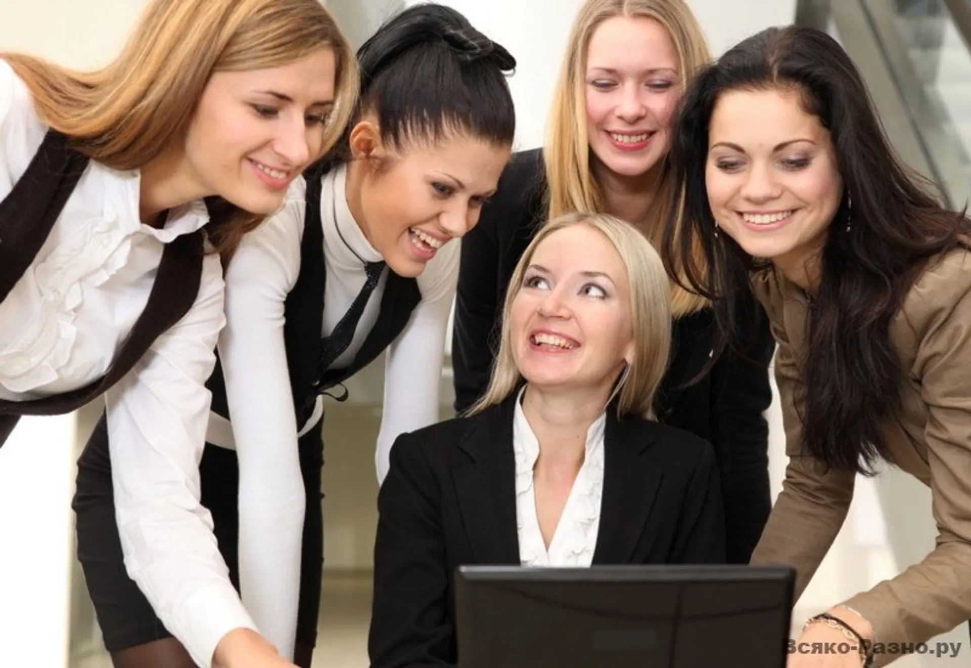 Капитал - 4% казахстанцев хотят работать в женском коллективе